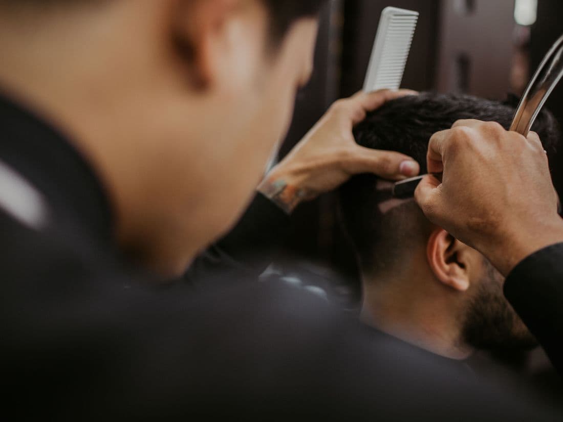 Barber detailing a line-up